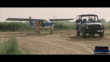 Парочка занимается сексом в  маленьком аэроплане