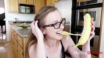 Очкастая бортпроводница как шлюха отдается новому капитану