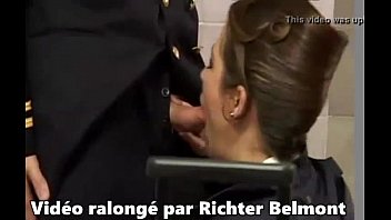 В туалете аэропорта стюардесса сосет хер пилота перед рейсом